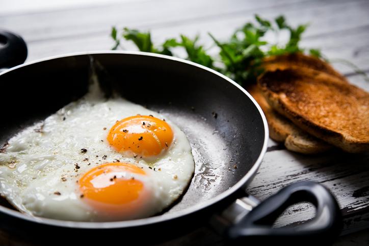 Oeufs au plat et fruits