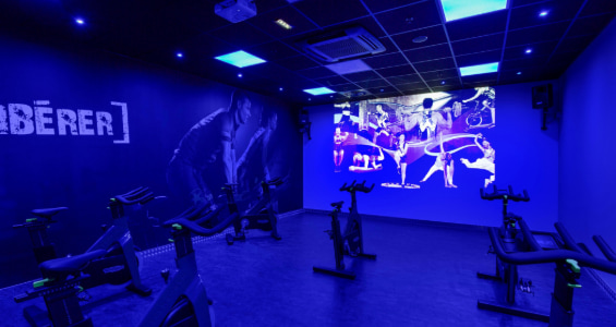 Salle de cycling en cours collectifs vidéo