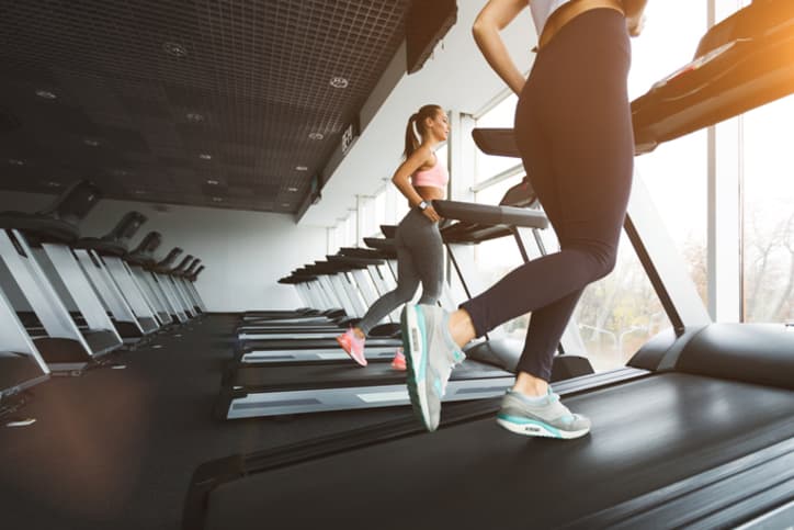 Femmes sur tapis de courses